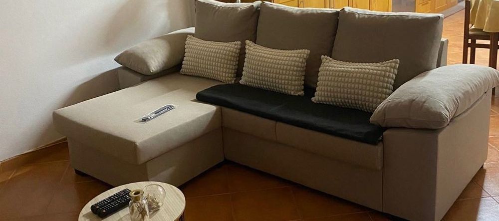 Sofá com chaise reversível com 2 puffs