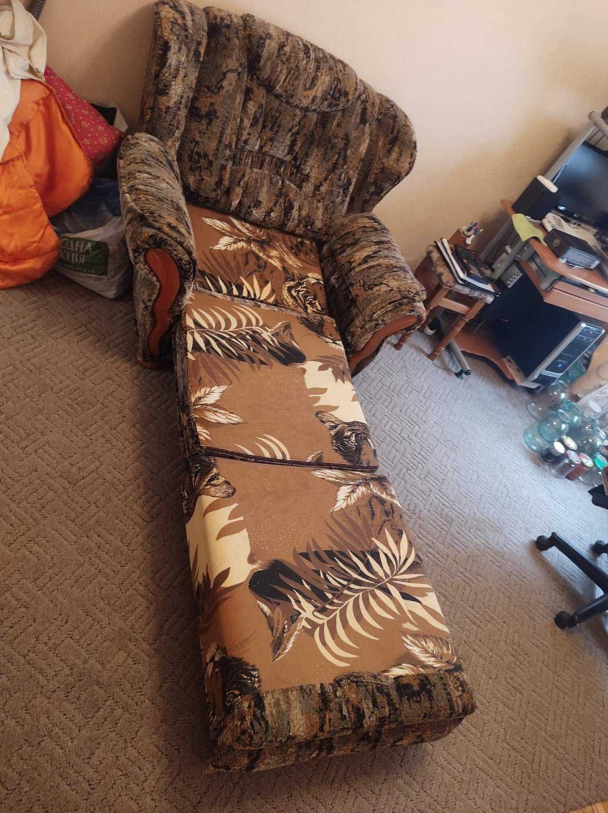 отличный комплект диван и кресло.раскладные в отличном состоянии.