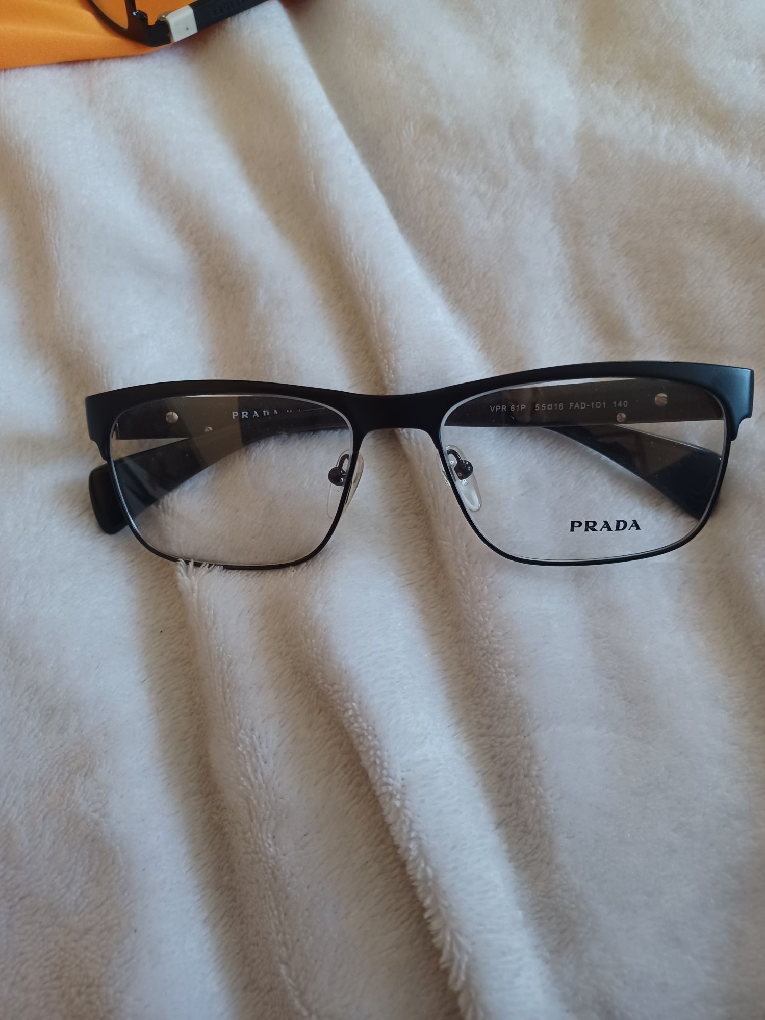 Okulary-oprawka Prada.