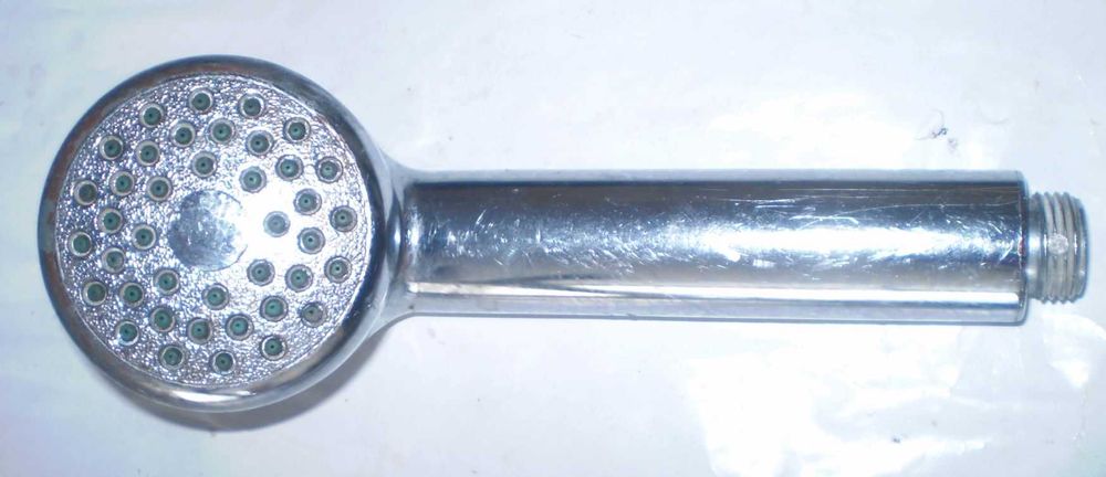 Пластиковый уголок,шланги и лейки для смесителя под шланг разные.