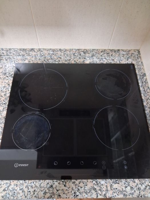 Placa vitroceramica indesit só com dois meses de uso Impecável.