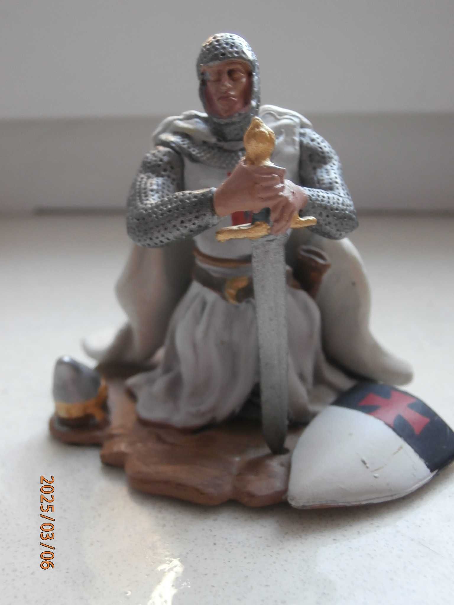 Figurka seria Templariusze firmy Hobby & Work Nr 22 Modlący się Templa