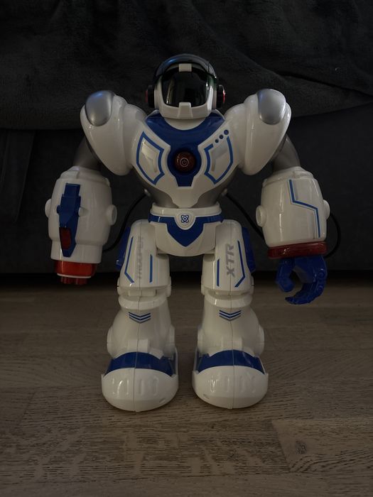 Продам робота на пульті управління із зарядкою