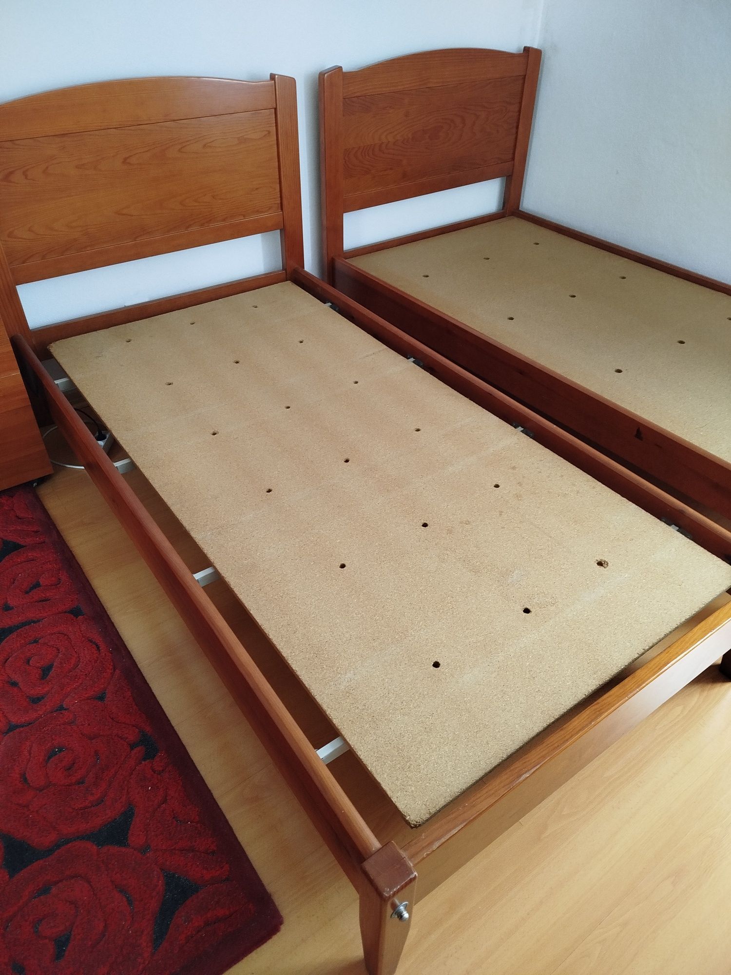 Cama solteiro em madeira cerejeira