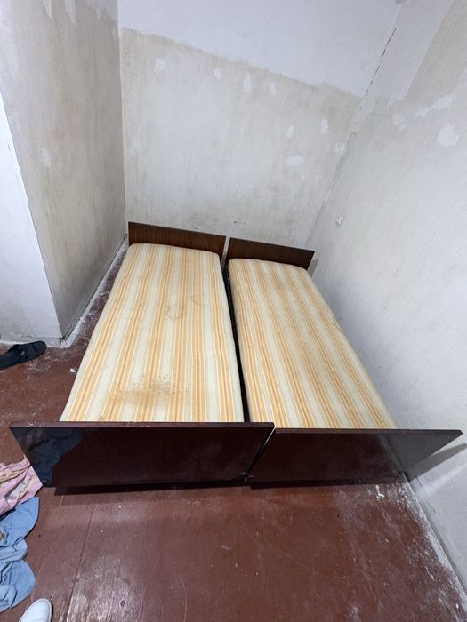 Дві односпальні ліжка + 2 матраци — комплект