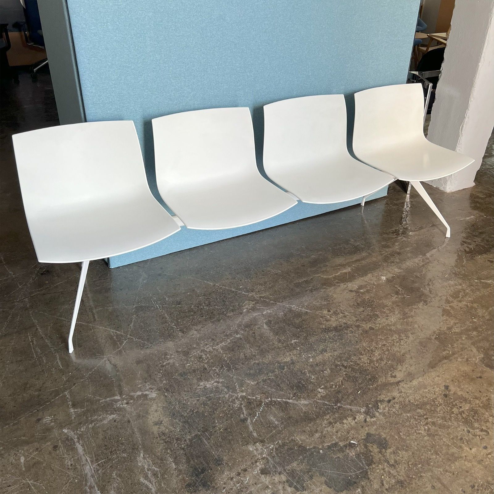 Cadeira recepção 4 lugares modelo catifa 53 da Arper