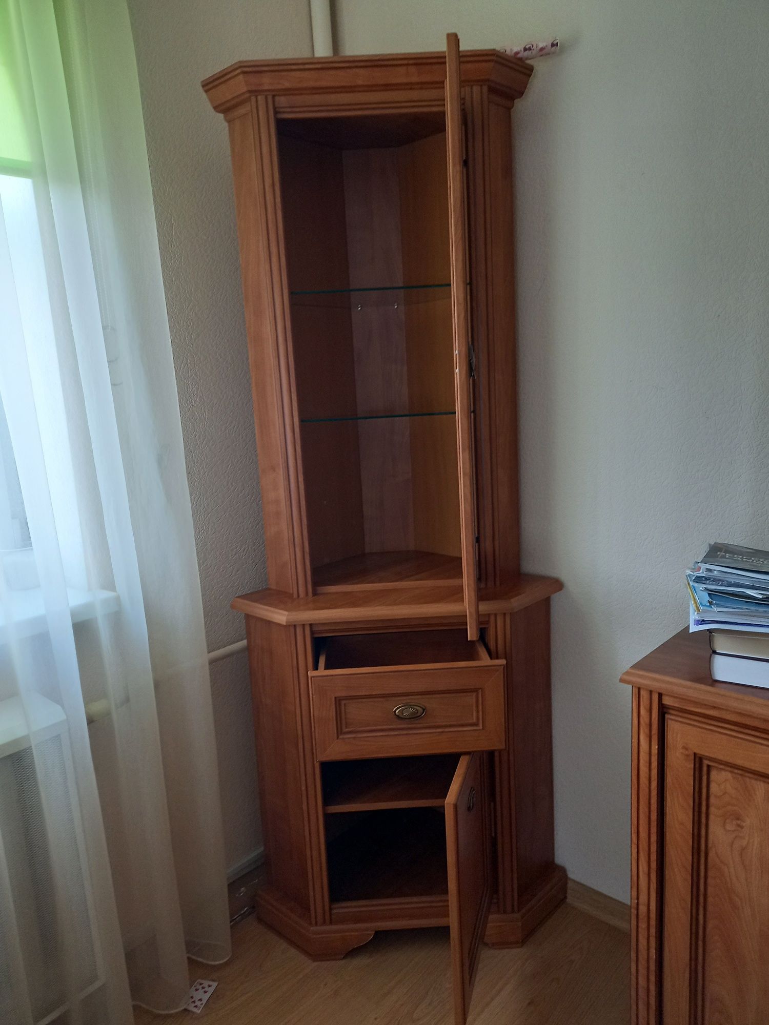 Шкаф для посуды,сервант