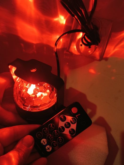 Dynamiczna Mini Lampa Dyskotekowa LED RGB z Pilotem - Idealna na Impre