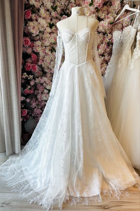 Nowiutka, wyjątkowa suknia ślubna z ekskluzywnej francuskiej koronki