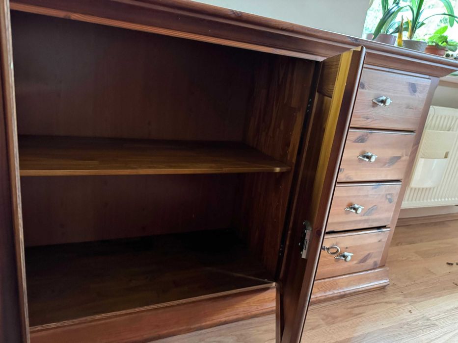 Zestaw drewnianych mebli rozkładany stół, krzesła, komoda, witryna