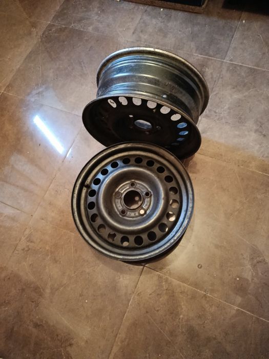 Колеса усі чотири,залізні.і резини пара двіві шини 195-65резина також