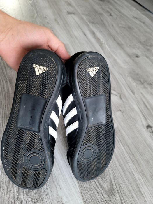 Продам фірмові кросівки футзалки Adidas