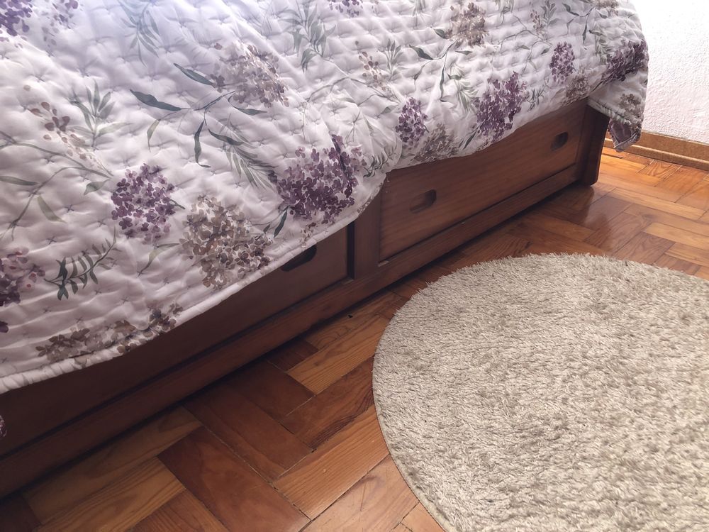 Cama de madeira macicã de solteiro, usada, mas muito em bom estado