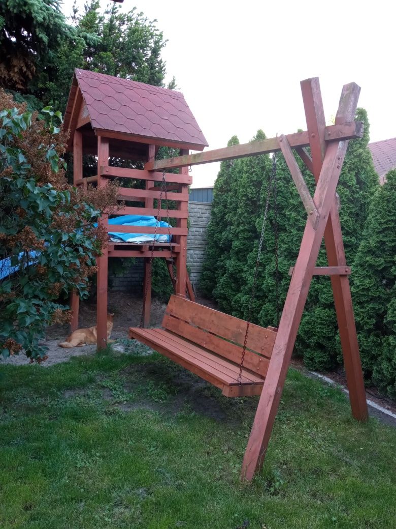 Domek drewniany  huśtawka i zjeżdżalnia