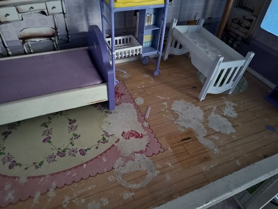 Drewniany domek dla lalek