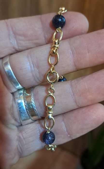 Pulseiras em prata dourada contrastada.