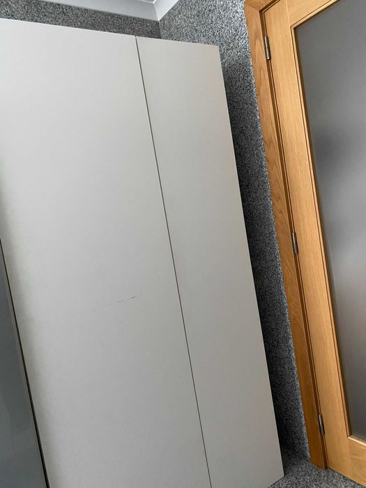 2 Armários altos c/prateleiras, brancos