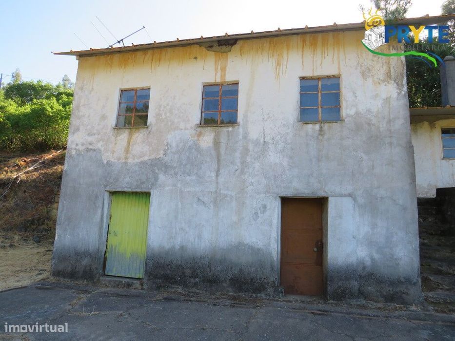 Pequena quinta com moradia a necessitar de obras