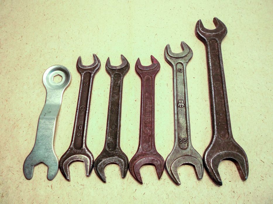 Уровень ключ торцевой рожковый рулетка напильник пробойник