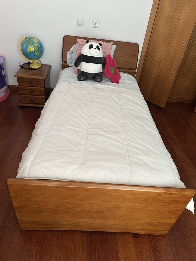 Cama dupla e mesinha de cabeceira CERNE
