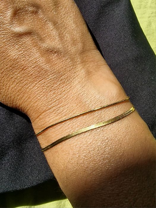 Pulseira dourada em aço