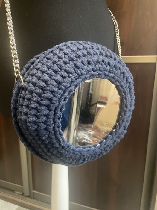 Recznie szydelkowana torebka z lustrzaną bazą.