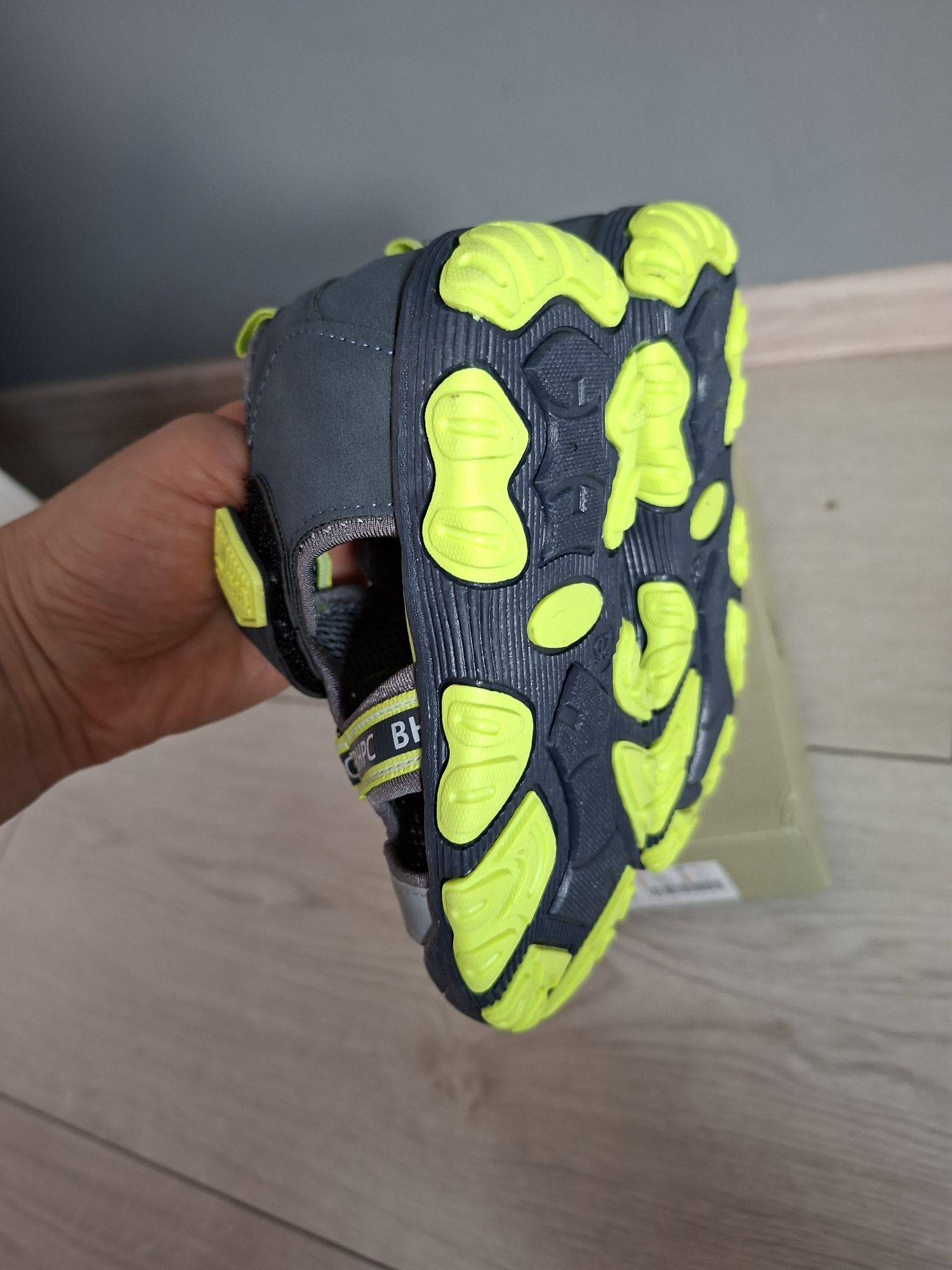 Sandałki chlopiec nowe 26