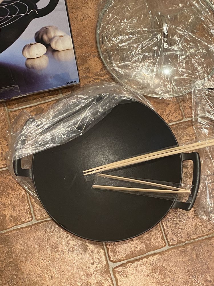 Wok z pokrywką i akcesoriami DUKA BJORN 35 cm czarny żeliwo