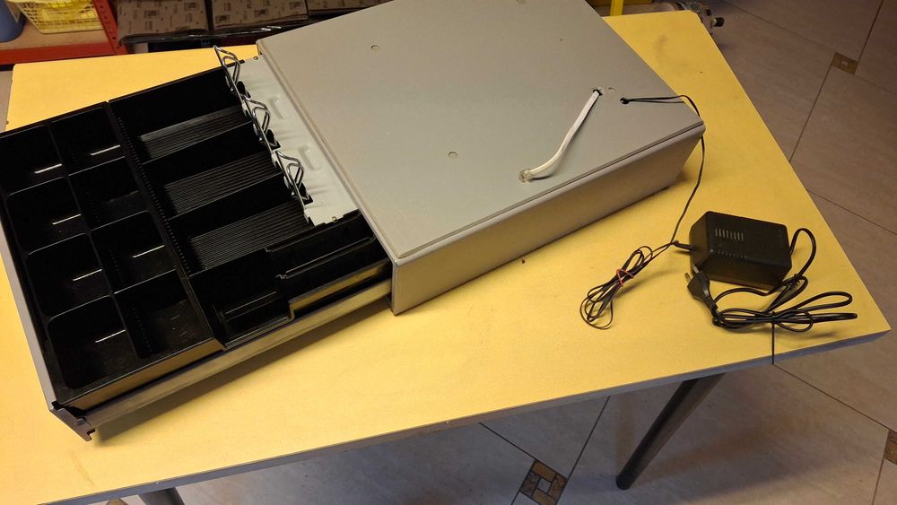 Szuflada na pieniądze otwierana impulsem z kasy z zasilaczem