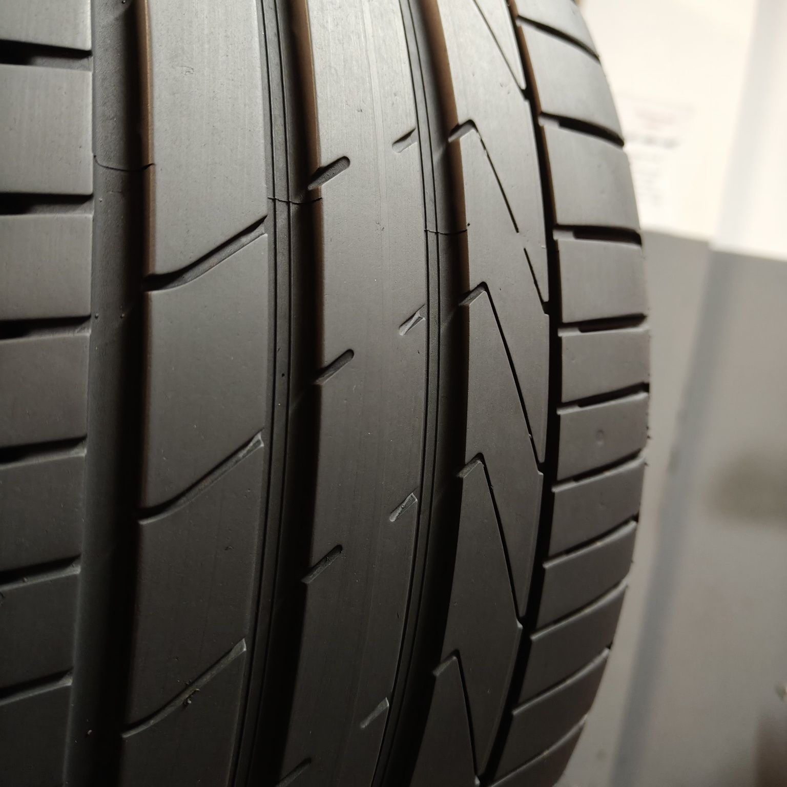 255/35/19 XL Sprzedam parę opon letnich Hankook