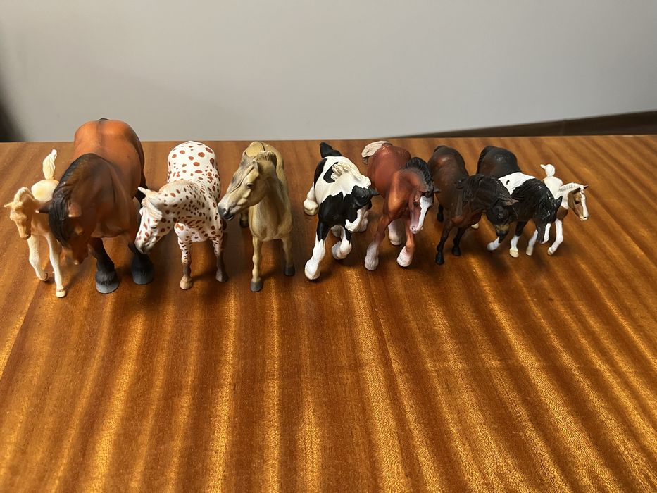 OPIS/ Figurki koni collecta