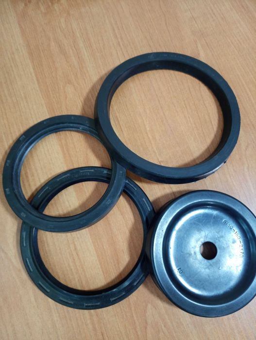 Сальники армированные 114х145х15, 130х160х14/16, манжет 150х180х15 мм.