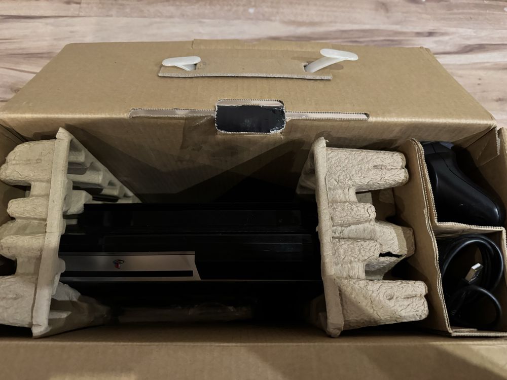 Konsola Playstation 3 z kartonem i papierami