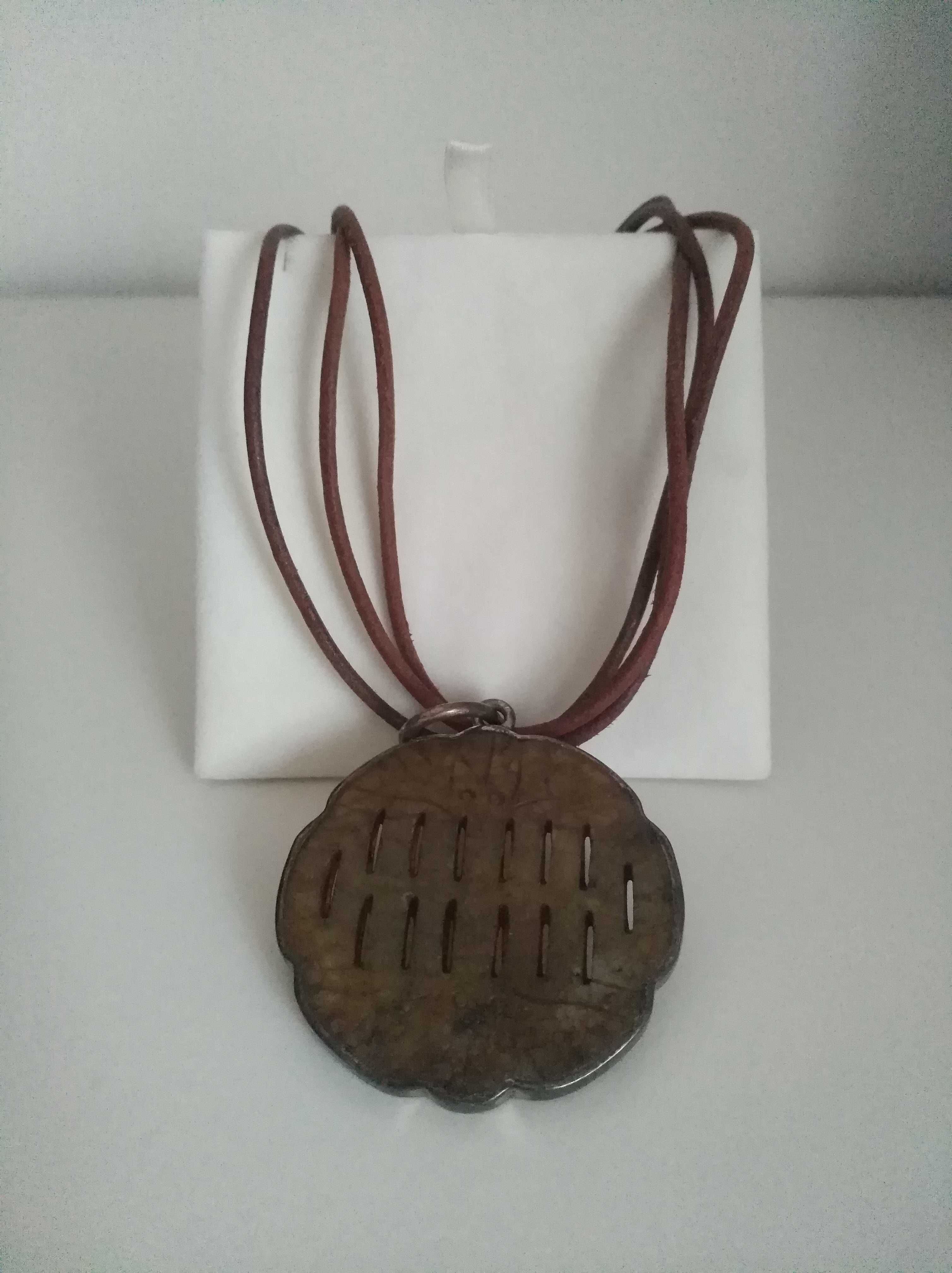 Fio de couro com duas medalhas