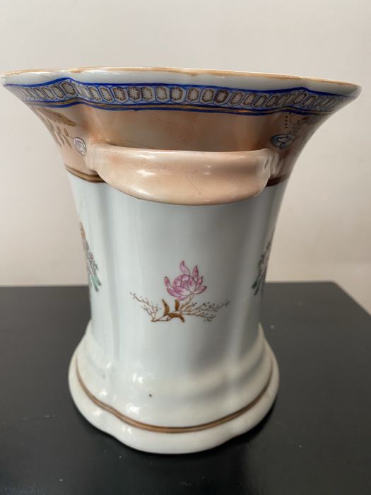 Par de vasos antigos em porcelana com brasão de Portugal
