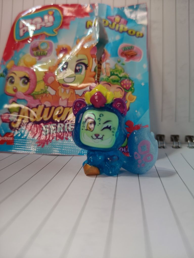 Poppy Celebrity/ Sparkle Spots -Moji Pops