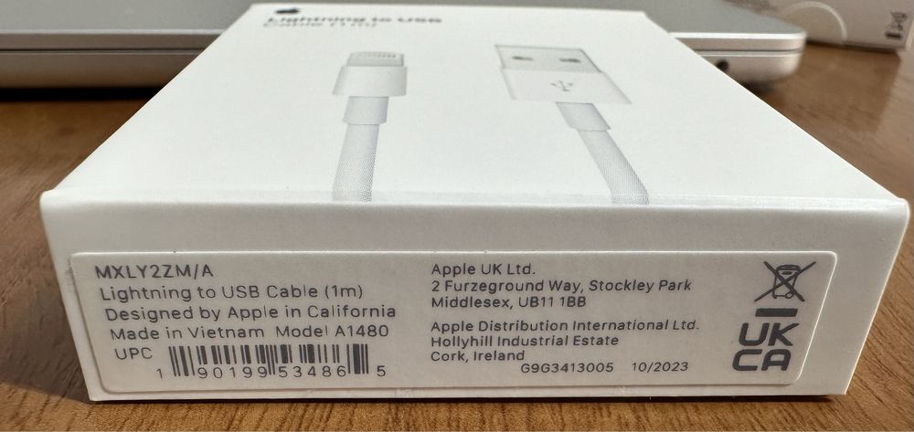Кабель Apple Lightning to USB.