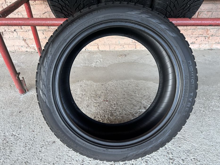 Комплект зимових шин 245/45R19 Nokian