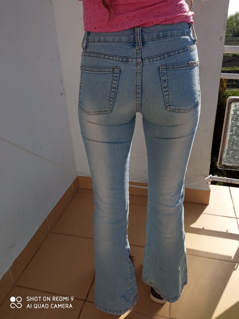 Jasno niebieskie jeansowe dzwony