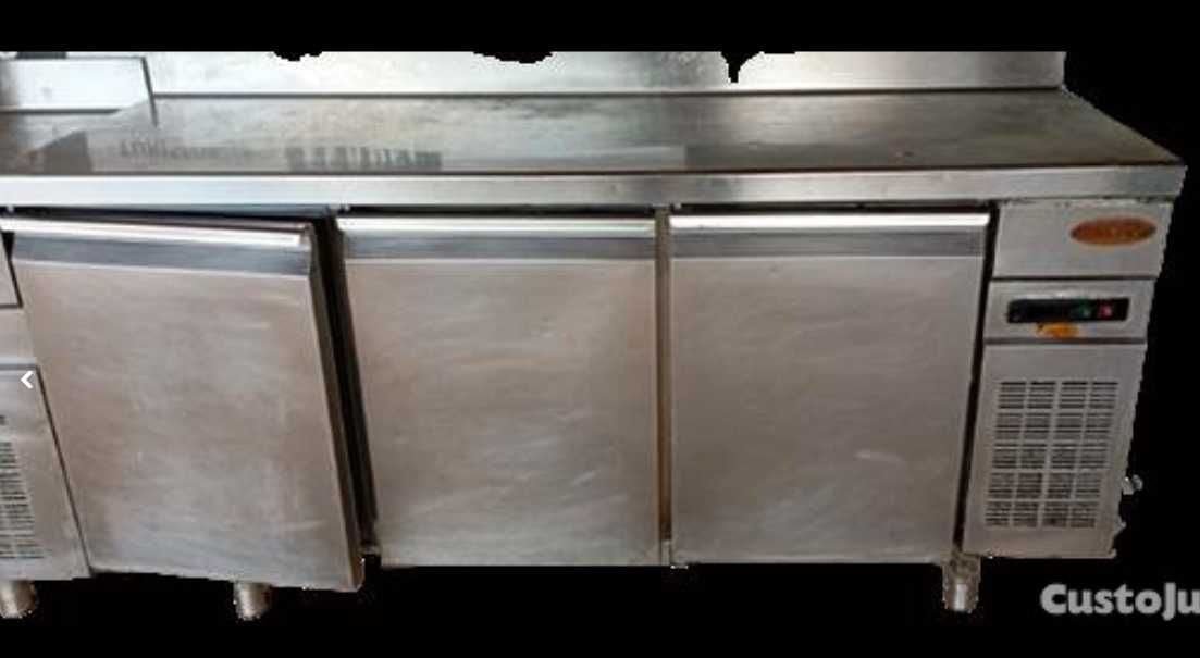 Balcão frigorífico com três portas com máquina de lavagem de copos