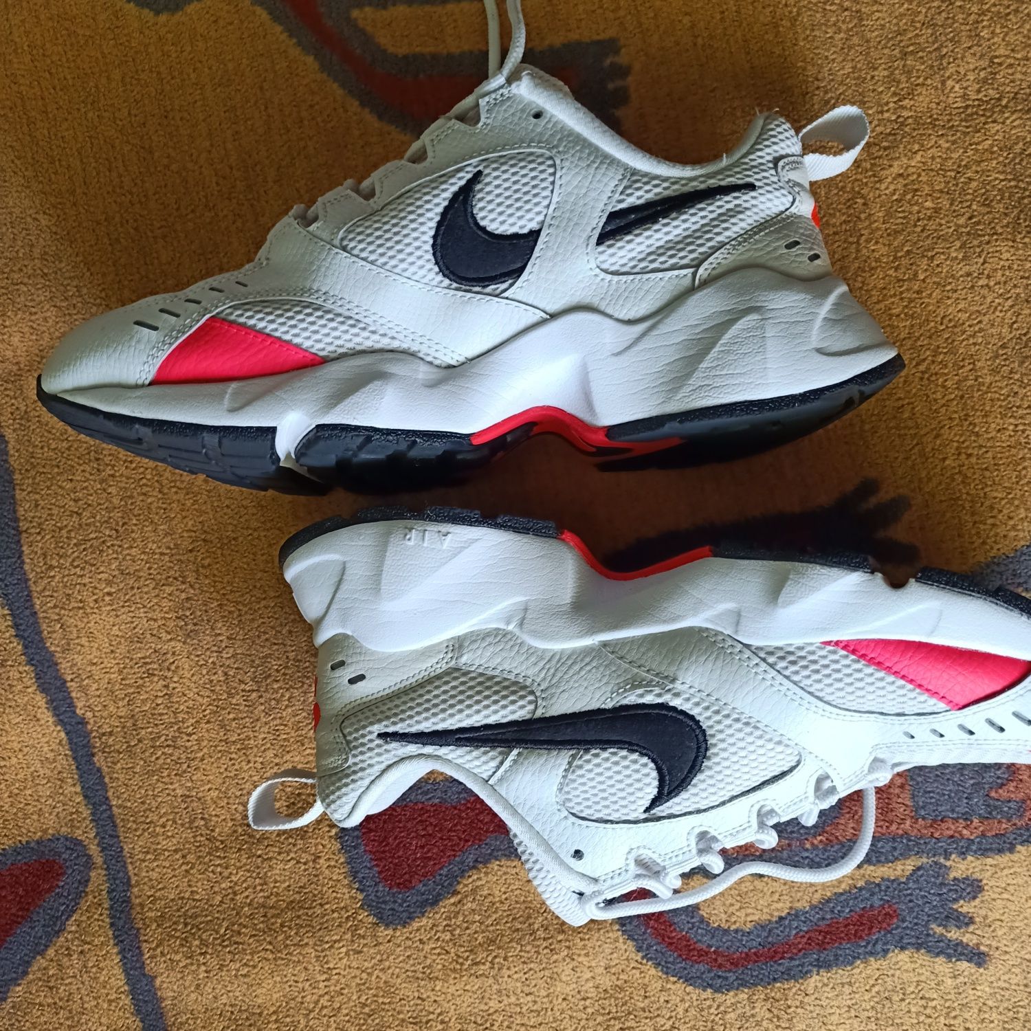 Nike Air Heights , uniseks. Rozmiar 40 . Wkł 25 cm .