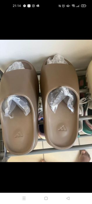 Chinelos yeezy novos