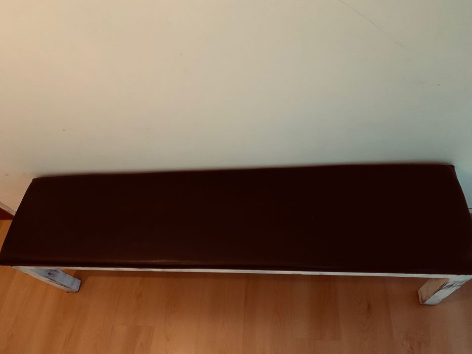 Banco ikea em madeira, com 1.60 estofado em pele