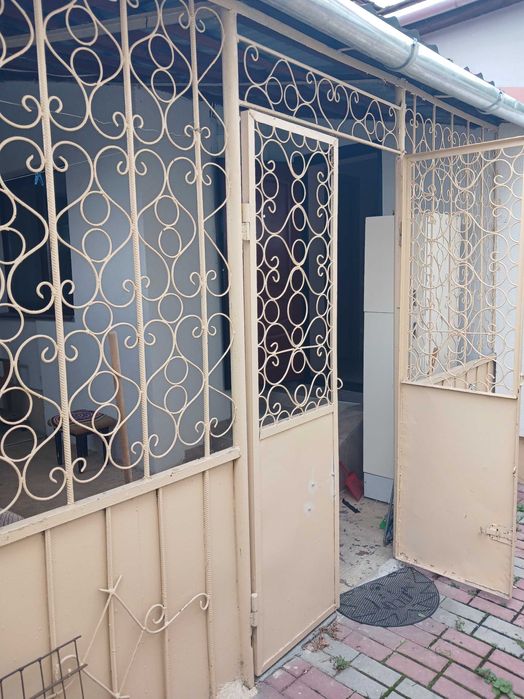 Зручний двохкімнатний будинок в центрі Берегова