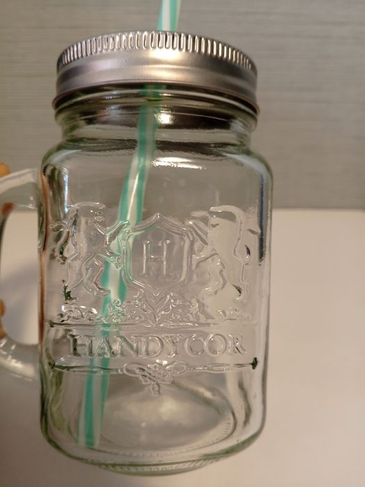 Скляна чашка з соломинкою