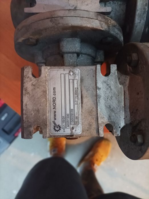 Podajnik silnik że ślimakiem do pieca