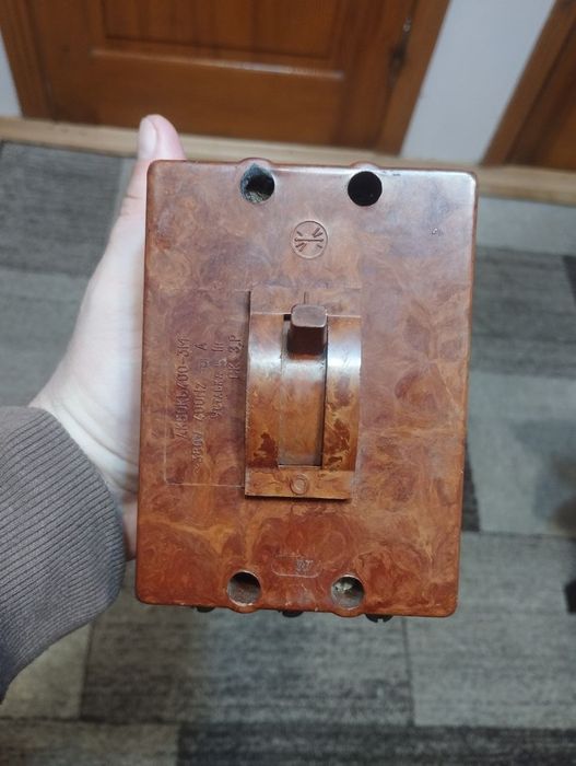 Автоматичний вимикач напруги.