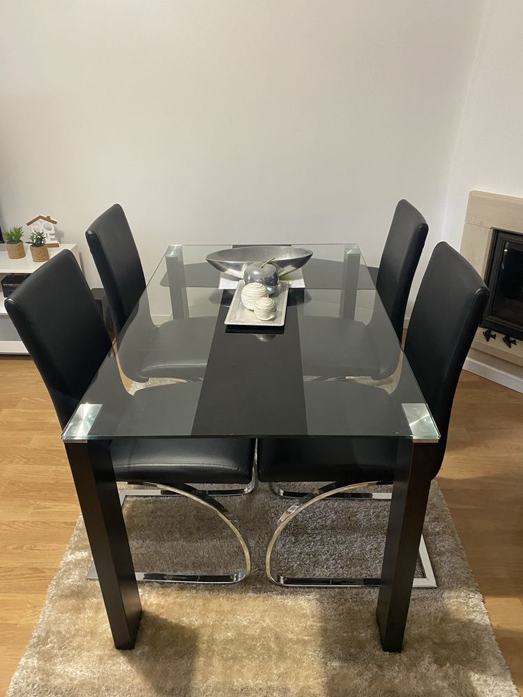 Conhunto de Mesa de jantar e 4 cadeiras.
