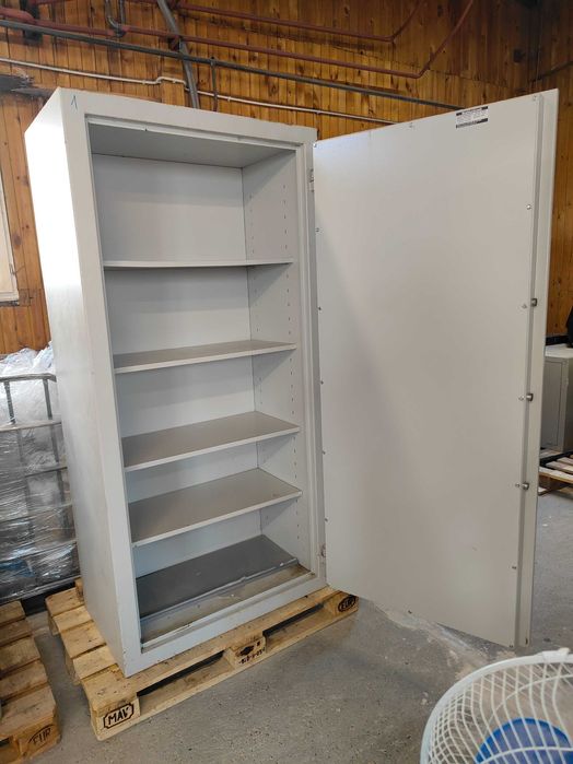 Szafa, sejf na dokumenty, broń itp.