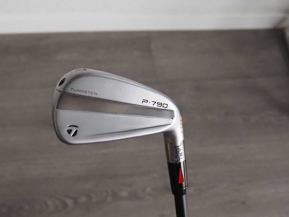 Kij do golfa TalorMade P790 Iron 7 Idealny na pierwszy kij Regular